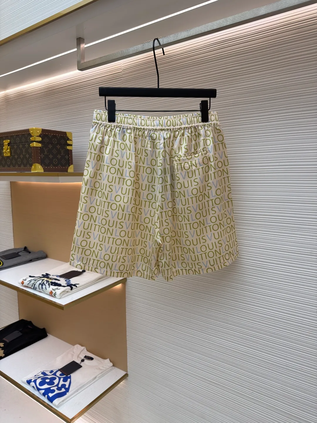 LOUIS VUITTON full-print letter shorts ●Item number: 1682540-A60 ●Fabric: cotton fabric ●Technology: printing production ●Color: apricot ●Version: fitted version ●Weight: about 165 grams ●Size: 45-48-50-52 ●Description: Made of high-thread-count pure cotton poplin fabric. The fabric is treated with pre-washing water and feels smooth and breathable. It has good drape and stiffness, and is not easy to wrinkle and deform. The brand letter pattern printed all over the body of the garment is produced using digital direct printing technology. The color reproduction is high and the pattern is delicate. It is not easy to fade and smudge after high-temperature fixation treatment. The letters are neatly arranged to highlight the brand recognition. The shirt is designed with a Cuban collar, the neckline is smooth and natural, and the buttons at the placket are made of custom mother-of-pearl buttons, which have a warm and shiny texture. The overall cut is a loose silhouette, the shoulder joints are flat-stitched, the stitching is straight and fine, the cuffs are short-sleeved cuffs, and the details are exquisite. The customized accessories and three labels are complete, making it easily suitable for casual vacations and daily outings. The overall wiring is straight and delicate, the fabric is comfortable and soft, and the color is consistent without color difference. It can be matched with the same style to create a fashionable look and control various occasions. Customized accessories, complete with three standards, same style for men and women!